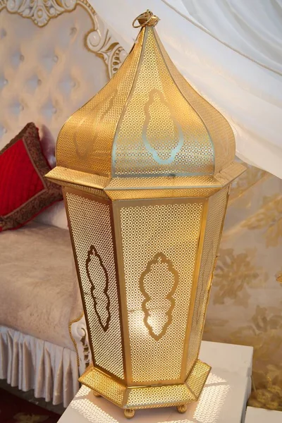 İçerisi doğu tarzında. Kına partisi için dekorasyon. Mehndi dekorasyonu.