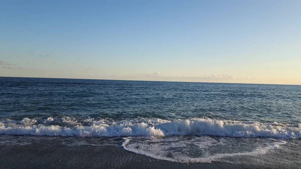 파도와 제노바 해변의 놀라운 — 스톡 사진