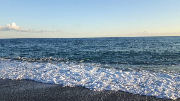 Bazı Küçük Dalgalar Ile Bahar Günlerinde Genova Sahil Inanılmaz Bir — Stok fotoğraf