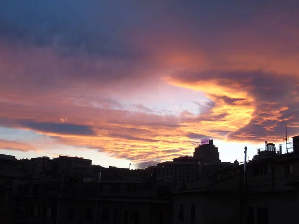 Hermosa Puesta Sol Increíble Cielo Dramático Sobre Ciudad — Foto de Stock