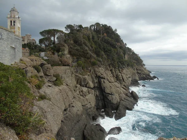 Paseando Por Costa Portofino Liguria Con Cielo Gris Algunos Árboles —  Fotos de Stock