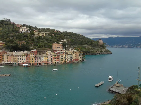 Procházky Pobřeží Portofina Ligurii Šedou Oblohu Některé Zelené Stromy Některé — Stock fotografie