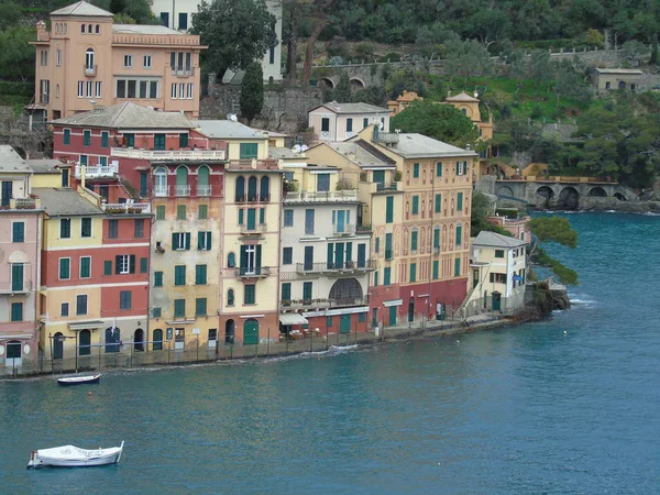 Procházky Pobřeží Portofina Ligurii Šedou Oblohu Některé Zelené Stromy Některé — Stock fotografie