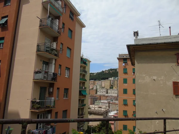 Genova 公共房屋的一些建筑的美丽的标题 — 图库照片