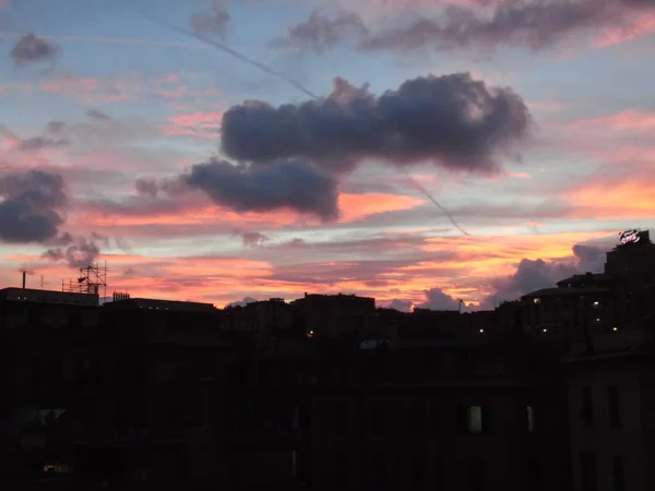 Piękną Fotografię Niesamowity Zachód Słońca Nad Budynki Mieście Genova — Zdjęcie stockowe