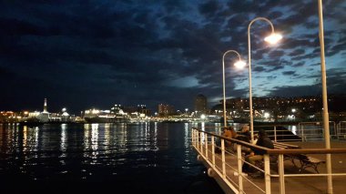 Port Cenova gece sokak ışıkları ve bazı özel yat ile inanılmaz bir resim yazısı