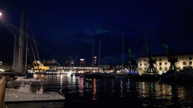 Port Cenova gece sokak ışıkları ve bazı özel yat ile inanılmaz bir resim yazısı