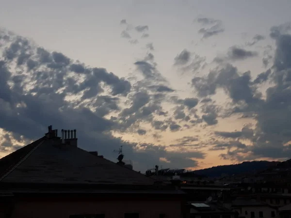 一个惊人的标题 日落在城市的 Genova 在夏季天与一些云和伟大的反射建筑物 — 图库照片