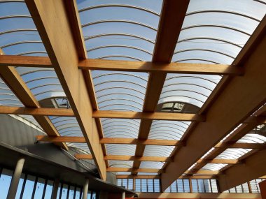 Asti'nın genel Hospital: bazı büyük ahşap parçaları ve güzel cam pencereler ile modern yapıların bir amazing fotoğraf