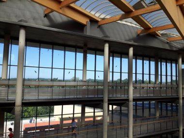 Asti'nın genel Hospital: bazı büyük ahşap parçaları ve güzel cam pencereler ile modern yapıların bir amazing fotoğraf