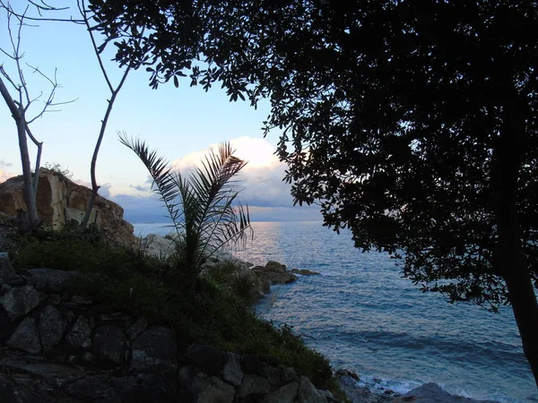 Podpis Niesamowite Piękne Błękitne Morze Małe Fale Ukryte Zachód Słońca — Zdjęcie stockowe