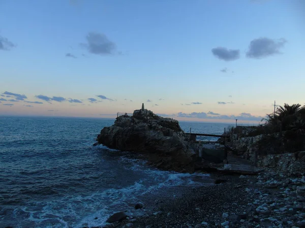 Une Légende Étonnante Une Belle Mer Bleue Petites Vagues Coucher — Photo