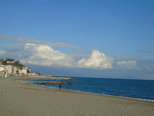 美しい青い海 小さな波とシュメールの日で Horizzon に隠された沈む夕日の素晴らしいキャプション — ストック写真