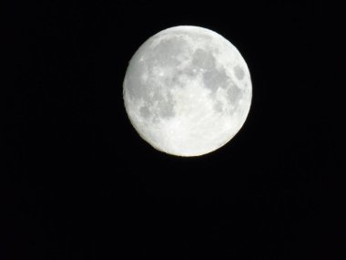 Tam ay ışığı şehrin gece yaz gün bazı bulutlu ve sisli tarafından üzerinde inanılmaz bir resim yazısı