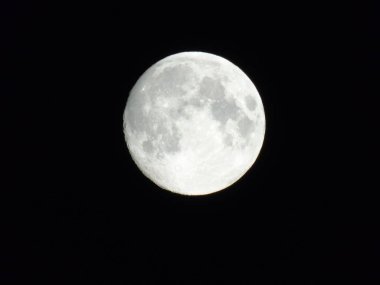 Tam ay ışığı şehrin gece yaz gün bazı bulutlu ve sisli tarafından üzerinde inanılmaz bir resim yazısı