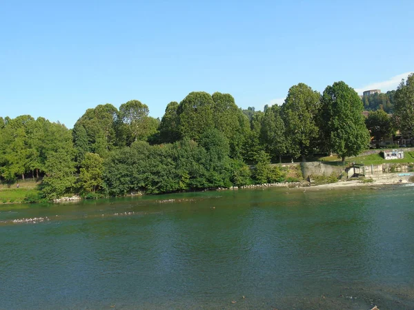 中心部からポーの美しい川を含む都市の高と低部から夏の日にイタリアからトリノの街の素晴らしい写真 — ストック写真