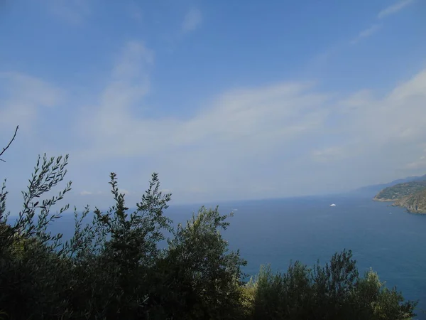 Niesamowity Podpis Pięknych Miejsc Terre Ligurii Niesamowitym Błękitnym Niebem Zielonymi — Zdjęcie stockowe