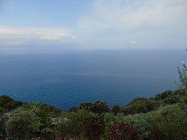 Liguria 'daki 5 Terre' den harika bir manşet. Arka planda harika mavi gökyüzü ve yeşil dağlar var.