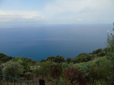 Liguria 'daki 5 Terre' den harika bir manşet. Arka planda harika mavi gökyüzü ve yeşil dağlar var.