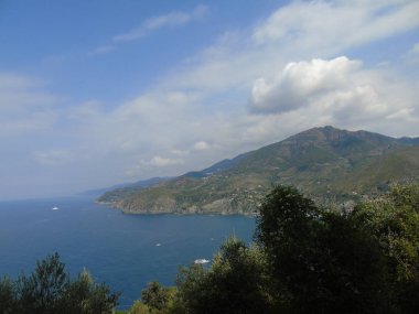Liguria 'daki 5 Terre' den harika bir manşet. Arka planda harika mavi gökyüzü ve yeşil dağlar var.