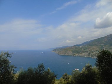 Liguria 'daki 5 Terre' den harika bir manşet. Arka planda harika mavi gökyüzü ve yeşil dağlar var.