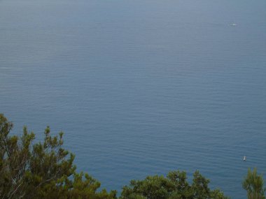 Liguria 'daki 5 Terre' den harika bir manşet. Arka planda harika mavi gökyüzü ve yeşil dağlar var.