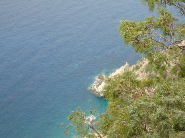 Liguria 'daki 5 Terre' den harika bir manşet. Arka planda harika mavi gökyüzü ve yeşil dağlar var.