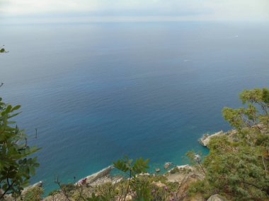 Liguria 'daki 5 Terre' den harika bir manşet. Arka planda harika mavi gökyüzü ve yeşil dağlar var.