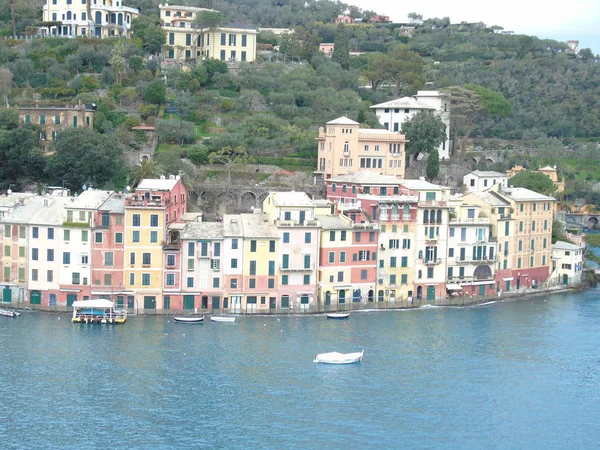 Procházky Pobřeží Portofina Ligurii Šedou Oblohu Některé Zelené Stromy Některé — Stock fotografie