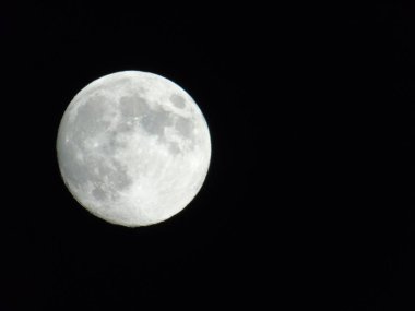 Tam ay ışığı şehrin gece yaz gün bazı bulutlu ve sisli tarafından üzerinde inanılmaz bir resim yazısı