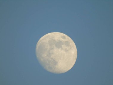 Tam ay ışığı şehrin gece yaz gün bazı bulutlu ve sisli tarafından üzerinde inanılmaz bir resim yazısı