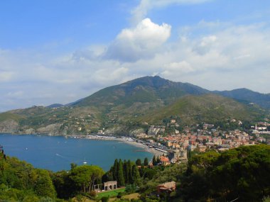 Liguria 'daki 5 Terre' den harika bir manşet. Arka planda harika mavi gökyüzü ve yeşil dağlar var.