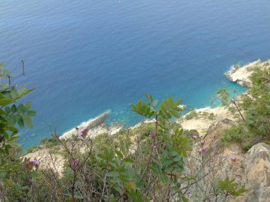 Liguria 'daki 5 Terre' den harika bir manşet. Arka planda harika mavi gökyüzü ve yeşil dağlar var.