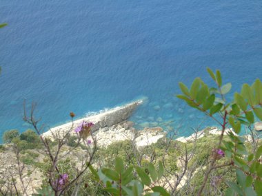 Liguria 'daki 5 Terre' den harika bir manşet. Arka planda harika mavi gökyüzü ve yeşil dağlar var.