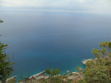 Liguria 'daki 5 Terre' den harika bir manşet. Arka planda harika mavi gökyüzü ve yeşil dağlar var.