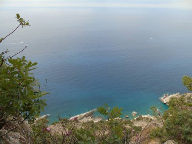 Liguria 'daki 5 Terre' den harika bir manşet. Arka planda harika mavi gökyüzü ve yeşil dağlar var.