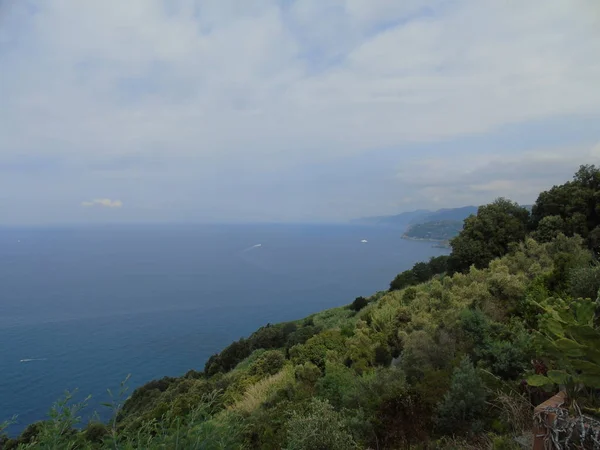 图片说明了利古里亚五地美丽的景色 背景是蔚蓝的天空和青翠的群山 — 图库照片
