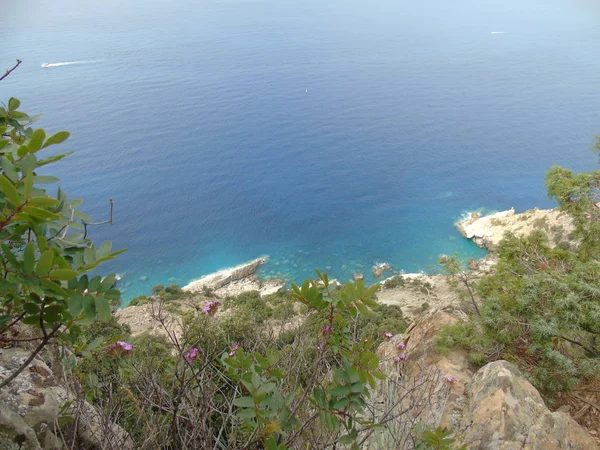 图片说明了利古里亚五地美丽的景色 背景是蔚蓝的天空和青翠的群山 — 图库照片