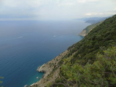 Liguria 'daki 5 Terre' den harika bir manşet. Arka planda harika mavi gökyüzü ve yeşil dağlar var.