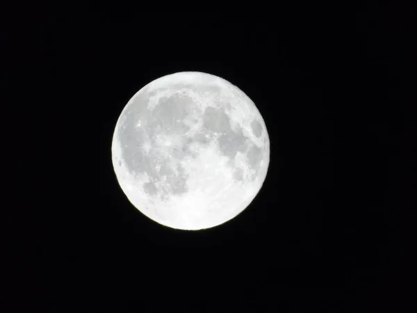 어두운 하늘에 보름달 닫습니다 — 스톡 사진