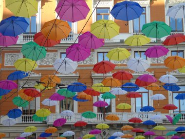 Genova şehri Euroflora olay için üzerinde güzel renkli şemsiyeler