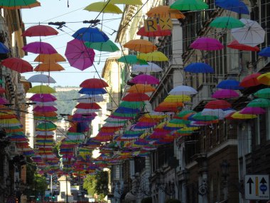 Genova şehri Euroflora olay için üzerinde güzel renkli şemsiyeler