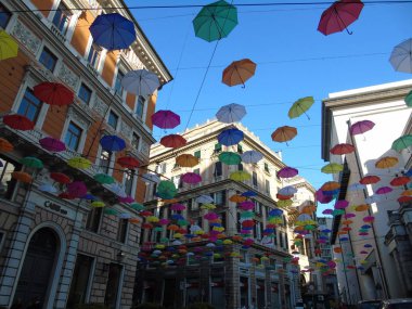Genova şehri Euroflora olay için üzerinde güzel renkli şemsiyeler