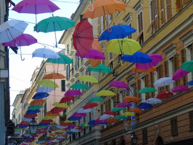 Genova şehri Euroflora olay için üzerinde güzel renkli şemsiyeler