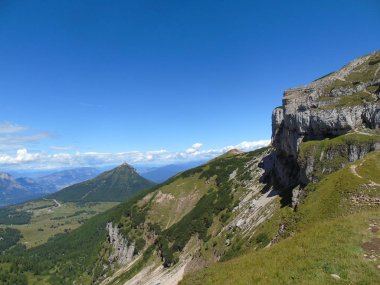 Trentino, dağlarda Brenta dolomites yaz gün için büyük bir gösterim ile inanılmaz bir resim yazısı