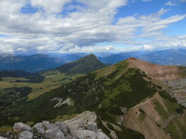 Trentino, dağlarda Brenta dolomites yaz gün için büyük bir gösterim ile inanılmaz bir resim yazısı