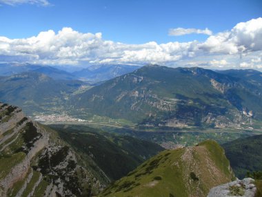 Trentino, dağlarda Brenta dolomites yaz gün için büyük bir gösterim ile inanılmaz bir resim yazısı