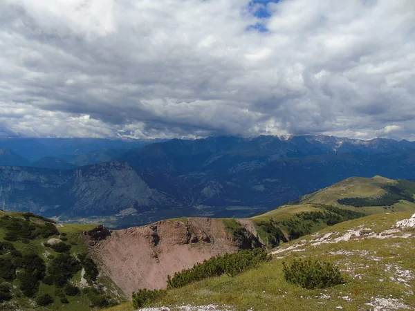 Trentino, dağlarda Brenta dolomites yaz gün için büyük bir gösterim ile inanılmaz bir resim yazısı