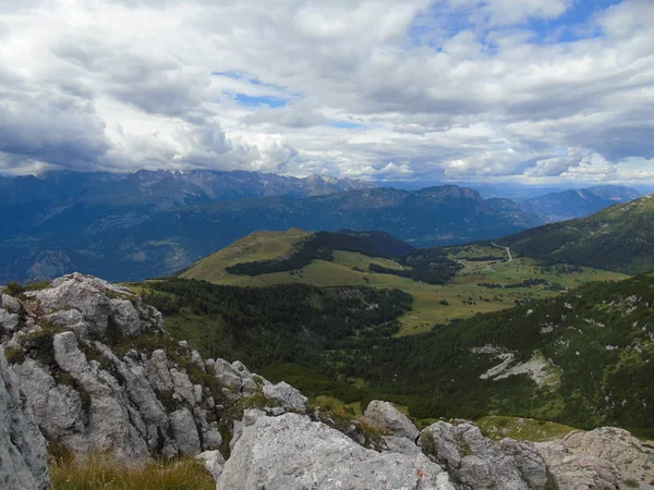 Trentino, dağlarda Brenta dolomites yaz gün için büyük bir gösterim ile inanılmaz bir resim yazısı