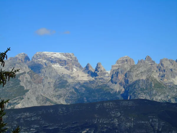在布伦塔山的一个惊人的标题 在夏季的白云岩的一个伟大的看法 — 图库照片